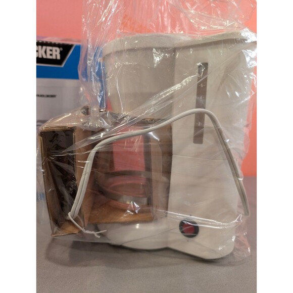 Black & Decker 5 Cup Coffeemaker White DCM600W - Picture 4 of 5